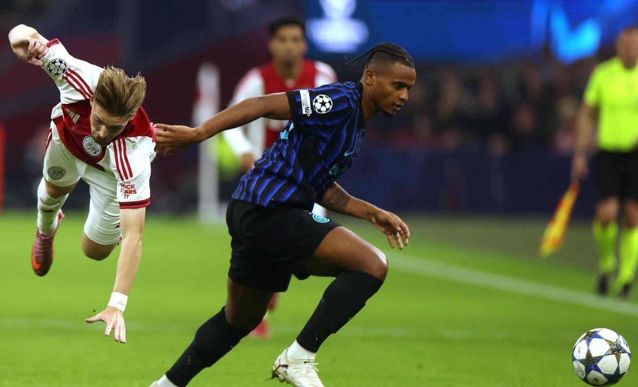 从曼城淘来的中卫，成了国米战术变阵钥匙！齐沃这招让全意甲傻眼